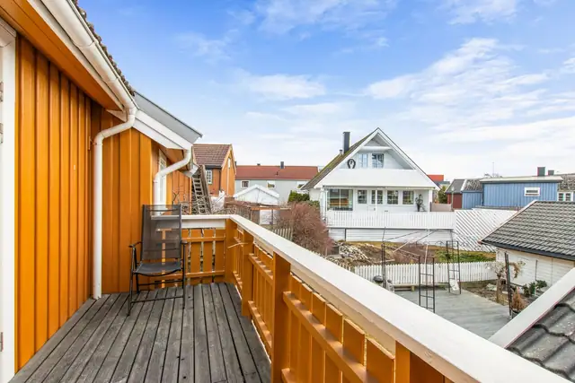 Balkong ved inngangsparti 2.etg