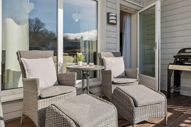 Delvis takoverbygd terrasse