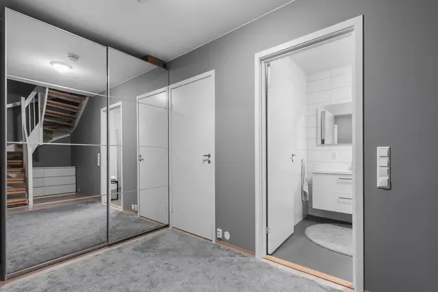 Garderobe i gang mellom soverom, vaskerom og bad. Svært praktisk plassert, med god plass.
