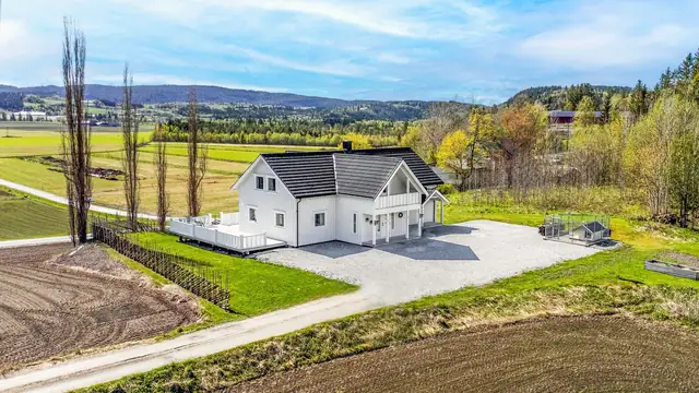 Flott, innholdsrik enebolig med landlig og fin beliggenhet!