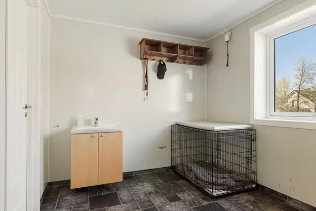 Hunderommet er opprinnelig inntegnet som vaskerom, og er med sluk i golvet.