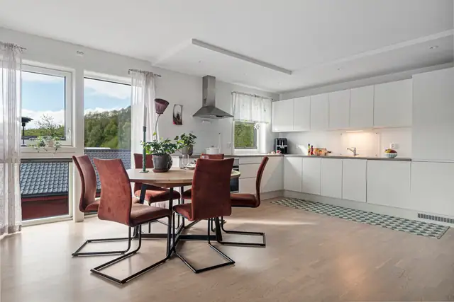 Det er installert både varmepumpe og balansert ventilasjonsanlegg.