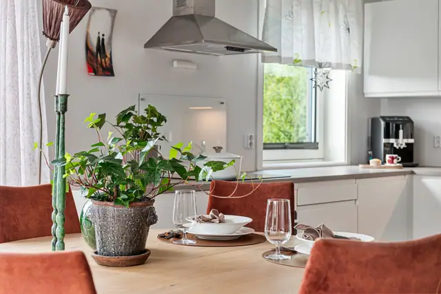 Bright and inviting top-floor corner flat from 2021. Lift. Own garage space. Good sun and views. Secluded location. — image 12