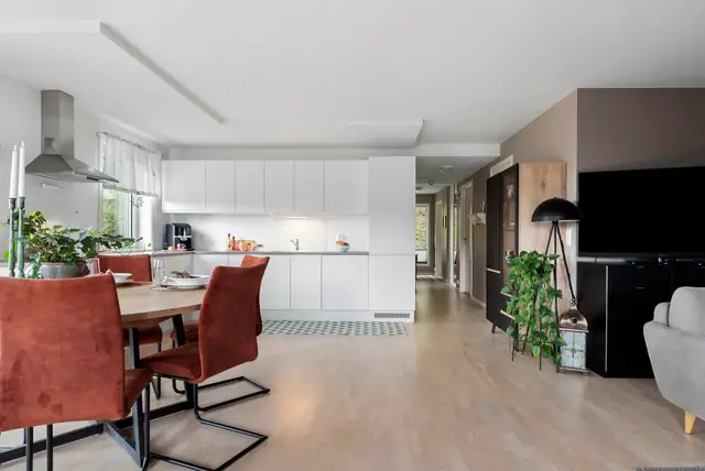 Bright and inviting top-floor corner flat from 2021. Lift. Own garage space. Good sun and views. Secluded location. — image 13