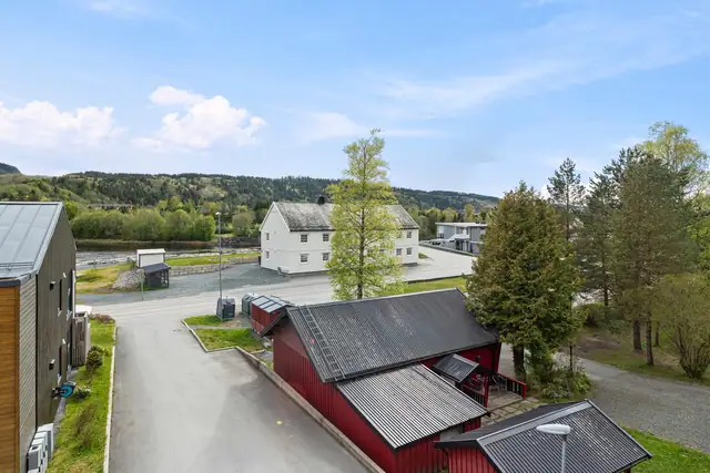 Leiligheten har en tilbaketrukket og skjermet beliggenhet.