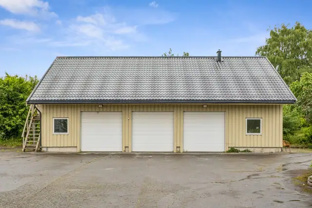 Garasje på hele 221 m2 BRA som består av garasje, kjølerom, toalettrom og bod i 1.etg. og lagerrom i 2.etg.