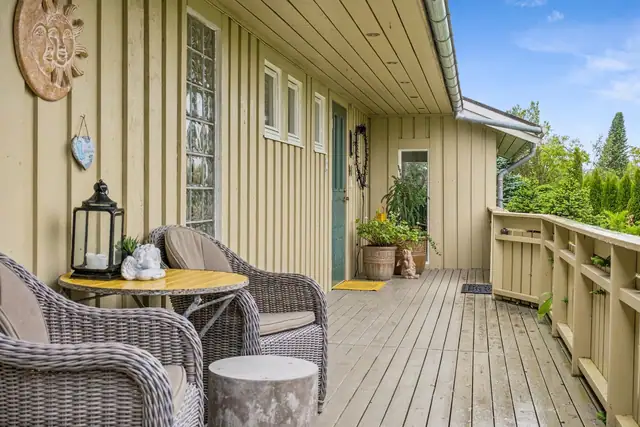 Trivelig delvis takoverbygd terrasse ved inngangsparti.