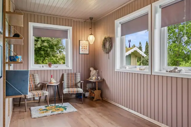 Boligen ble tilbygget i 2001 med Det er 5 soverom i boligen, Dette er ett soverom i 1.etg. i påbygget fra 2001.