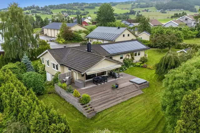 Stor og skjermet hage med flere soner. Det er 11 kwh solseller på taket, noe som gjør strømforbruket svært gunstig