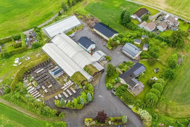 Flere veksthus og driftsbygninger gir et bredt spekter av bruksmuligheter innen handel, produksjon og grønn næring.