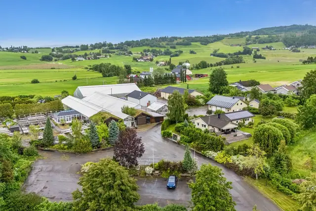 -Lagerbygning med smøregrav og 4 porter(ca 300m2)
-Flishus med flisfyringsanlegg(ca 140m2)
-Drivhus fra 1980(ca 950m2)
-Drivhus fra 2004(ca 575m2)
-Drivhus fra 2010(ca 700m2)
-Butikklokale fra 1995 (ca 200m2)
-Cafebygg fra 2014 (ca 63m2)
-3 stk uisolerte