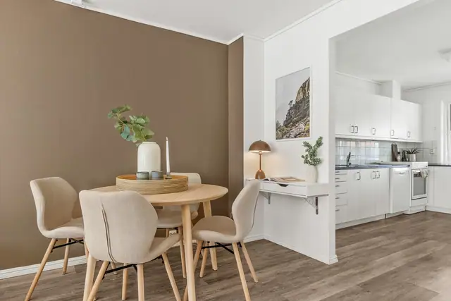 Flott 3-roms selveierleilighet med endebeliggenhet i 2. etasje. Innglasset balkong. Heis og parkeringskjeller med bod. — bilde 13