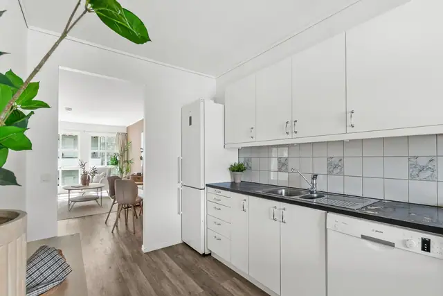 Flott 3-roms selveierleilighet med endebeliggenhet i 2. etasje. Innglasset balkong. Heis og parkeringskjeller med bod. — bilde 17