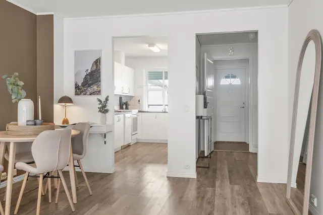 Flott 3-roms selveierleilighet med endebeliggenhet i 2. etasje. Innglasset balkong. Heis og parkeringskjeller med bod. — bilde 18