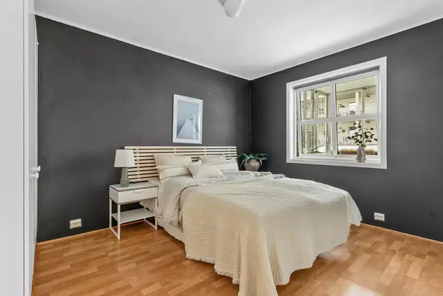 Flott 3-roms selveierleilighet med endebeliggenhet i 2. etasje. Innglasset balkong. Heis og parkeringskjeller med bod. — bilde 20
