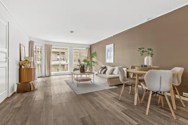 Flott 3-roms selveierleilighet med endebeliggenhet i 2. etasje. Innglasset balkong. Heis og parkeringskjeller med bod. — bilde 3