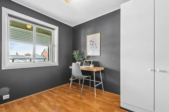 Flott 3-roms selveierleilighet med endebeliggenhet i 2. etasje. Innglasset balkong. Heis og parkeringskjeller med bod. — bilde 21