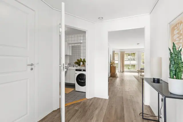 Flott 3-roms selveierleilighet med endebeliggenhet i 2. etasje. Innglasset balkong. Heis og parkeringskjeller med bod. — bilde 23