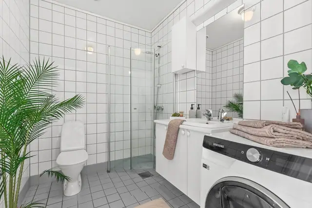 Flott 3-roms selveierleilighet med endebeliggenhet i 2. etasje. Innglasset balkong. Heis og parkeringskjeller med bod. — bilde 24