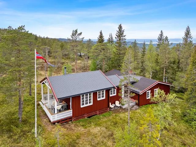 Hytte med flott utsikt & gode solforhold. Milevis med skiløyper like ved. Attraktivt turområde året rundt.