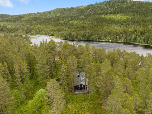 Sjermerende hytte med attraktiv beliggenhet like ved Høldervatnet. Utvidet & solrik veranda.