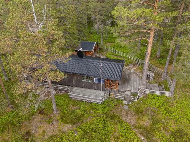 Sjermerende hytte med attraktiv beliggenhet like ved Høldervatnet. Utvidet & solrik veranda. — bilde 23