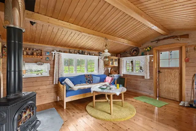 Vedfyring i tillegg til strøm via solcelleanlegg.