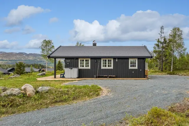 Hyggelig og velholdt hytte med attraktiv beliggenhet.