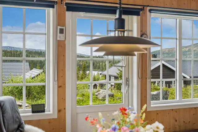 Romslig stue med store vindusflater og godt lysinnslipp