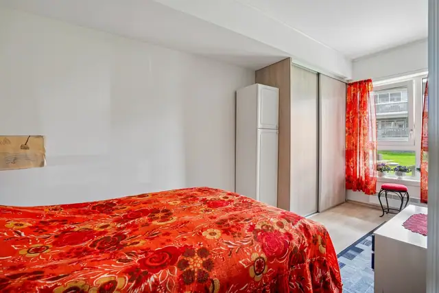 Leiligheten inneholder 2 soverom. Hovedsoverom er svært romslig og har meget god plss til garderobe og skrivebord.
