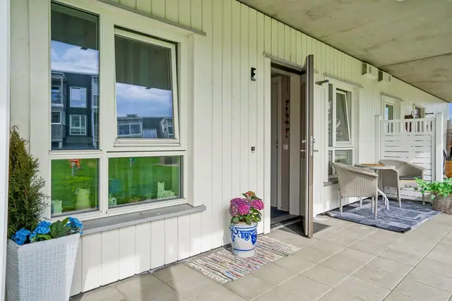 Leiligheten ligger i et rolig boligområde med fine, opparbeidet grøntarealer som er felles for beboerne.
