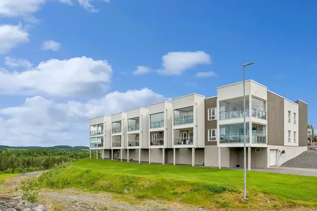Her bor man i sentrum, men likevel tilbaketrukket, med nærhet til bank, barneskole, barnehage, togstasjon og en splitter ny matbutikk.