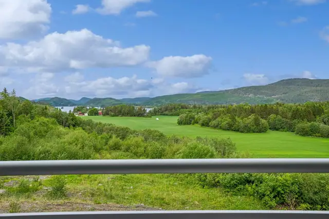 Her nyter man nydelig utsikt fra balkongen. På balkongen ligger man i praksis i 2. etasje.