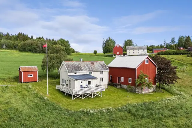 Sjarmerende & idyllisk småbruk/fritidseiendom. Gode solforhold og fantastisk utsikt. Våningshus, låve, stabbur, utebod.