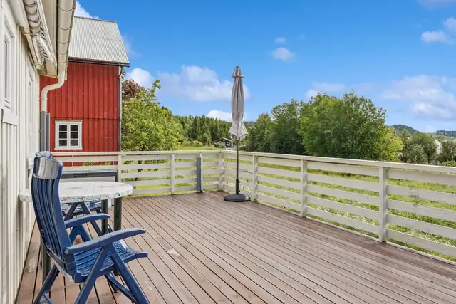 Stor og solrik terrasse med sol fra morgen til ettermiddag.