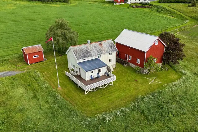 På eiendommen finner du et våningshus, låve, stabbur og bod.