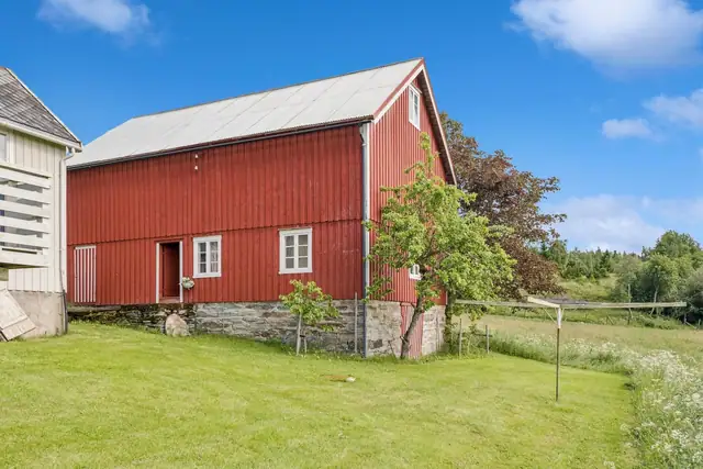 Jorda er fordelt på fulldyrka jord, overflatedyrka jord, innmarksbeite, produktiv skog, annet markslag og bebygd område.