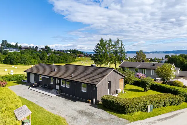 Lekker familiebolig med god standard. Flott utsikt & fine uteområder. Barnevennlig & attraktiv beliggenhet.