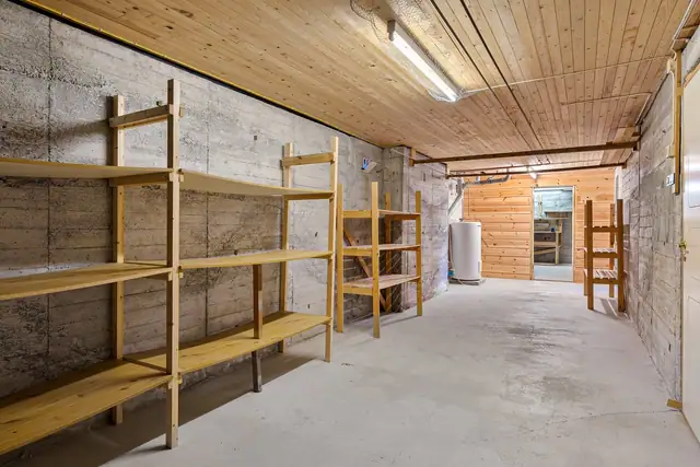 Svært godt med lagringsplass i sokkeletasje