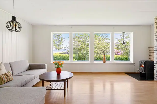 Romslig stue på hele 37m² med god plass for flere sittegrupper.