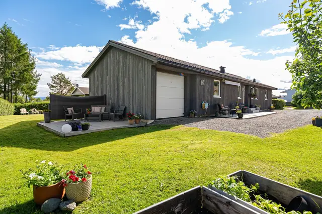 Garasje i tillegg til flere biloppstillingsplasser på egen gårdsplass.