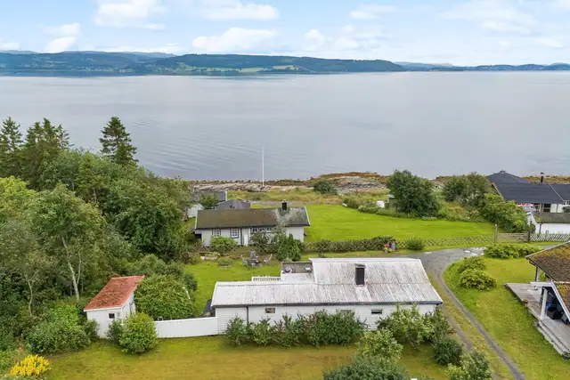 Tomta grenser mot skogen/friområde - her er det enkel tilgang til strand og svaberg!