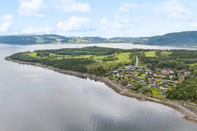 I umiddelbar nærhet finner man fine turområder, badestrand, småbåthavn og en av landets fineste 18 hulls golfbaner!