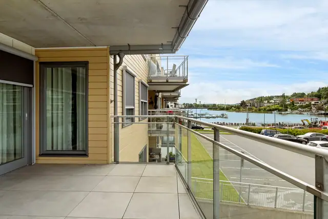 Lys, romslig & moderne 3-roms hjørneleilighet. Vestvendt veranda. Heis, parkering & sportsbod. Flott utsikt mot Sundet.