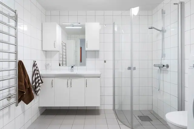 Flislagt bad i tillegg til adskilt gjestetoalett.