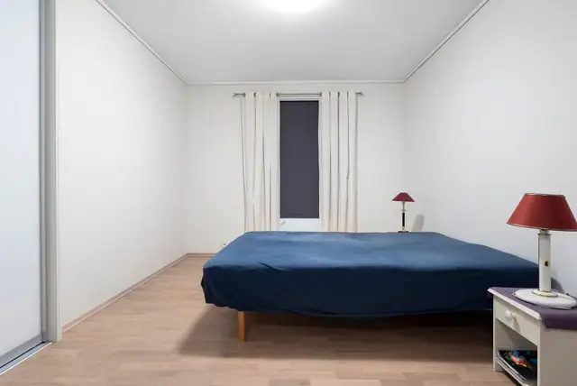 Hovedsoverom på 15m². Skyvedørsgarderobe som medfølger.