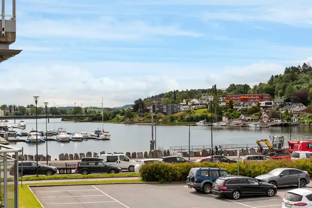 Lys, romslig & moderne 3-roms hjørneleilighet. Vestvendt veranda. Heis, parkering & sportsbod. Flott utsikt mot Sundet. — bilde 17