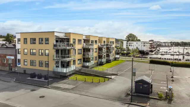 Leiligheten har en fordelaktiv beliggenhet i hjørne av bygget.
