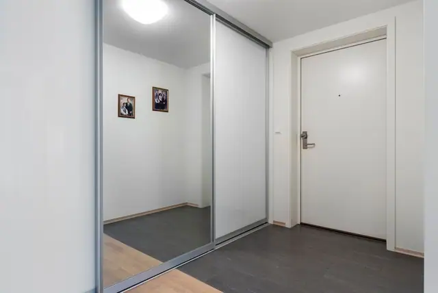 Skyvedørsgarderober i gang/entrè og begge soverom.