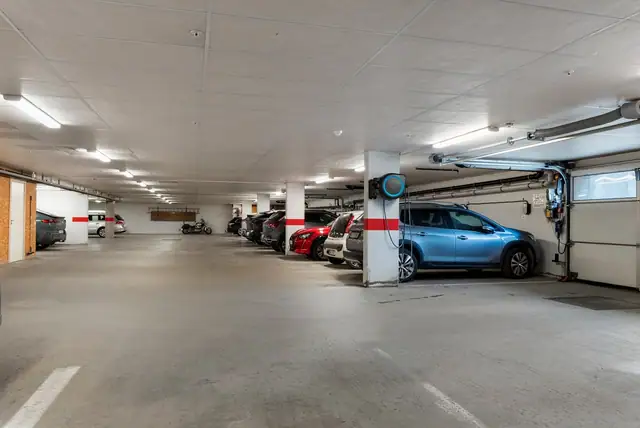 PArkeringskjeller med elbillader.